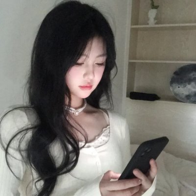 她在这里